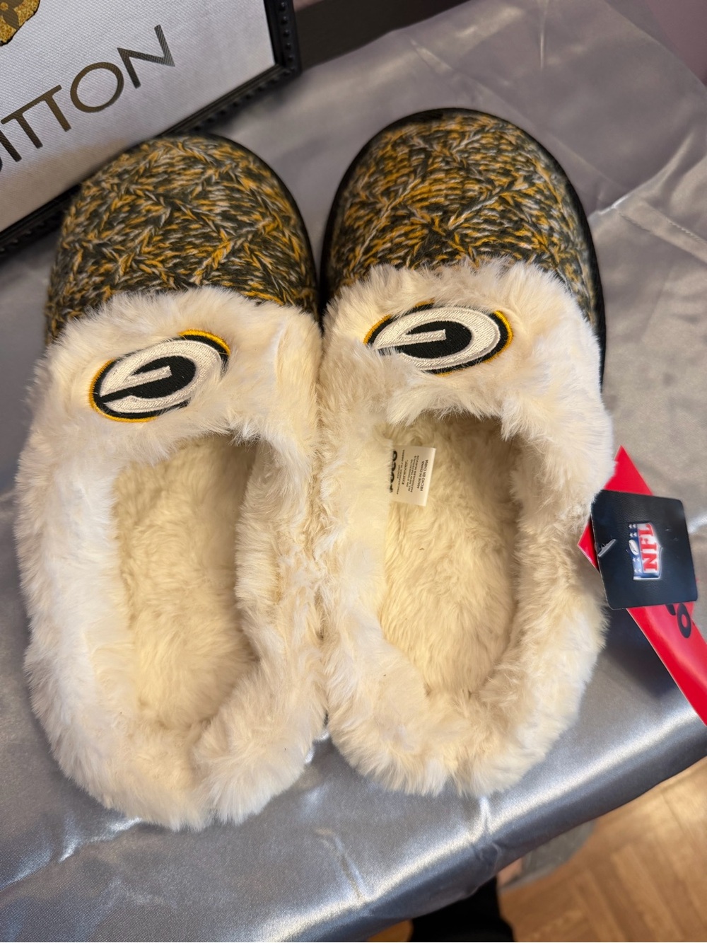 Green Bay Packers Fuzzy Logo Slippers - Team Colors size Small (5-6)